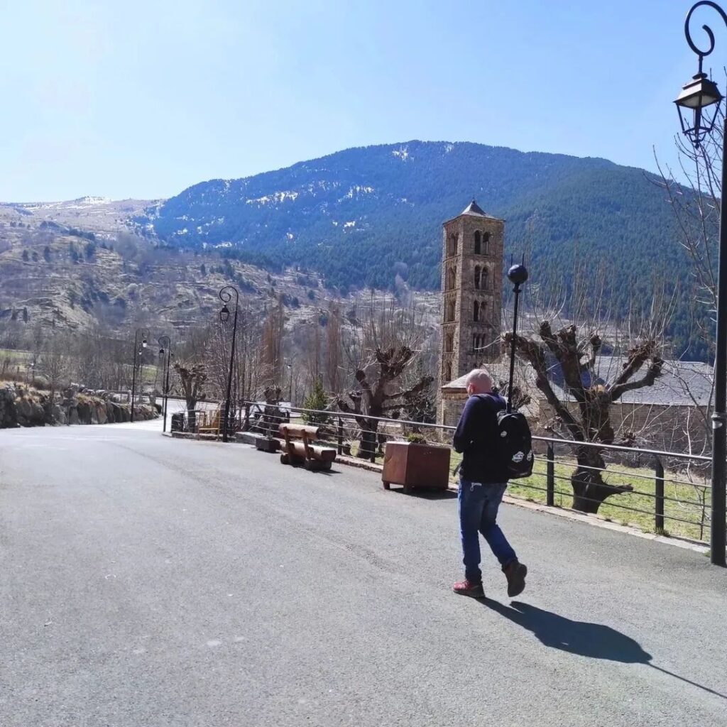 Caminant per Taüll amb una càmera Insta 360 Pro2 i enregistrant per Google Street View